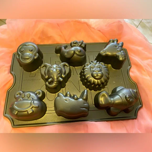 NORDIC WARE ZOO FRIENDS MUFFIN PAN - Picture 3 of 4